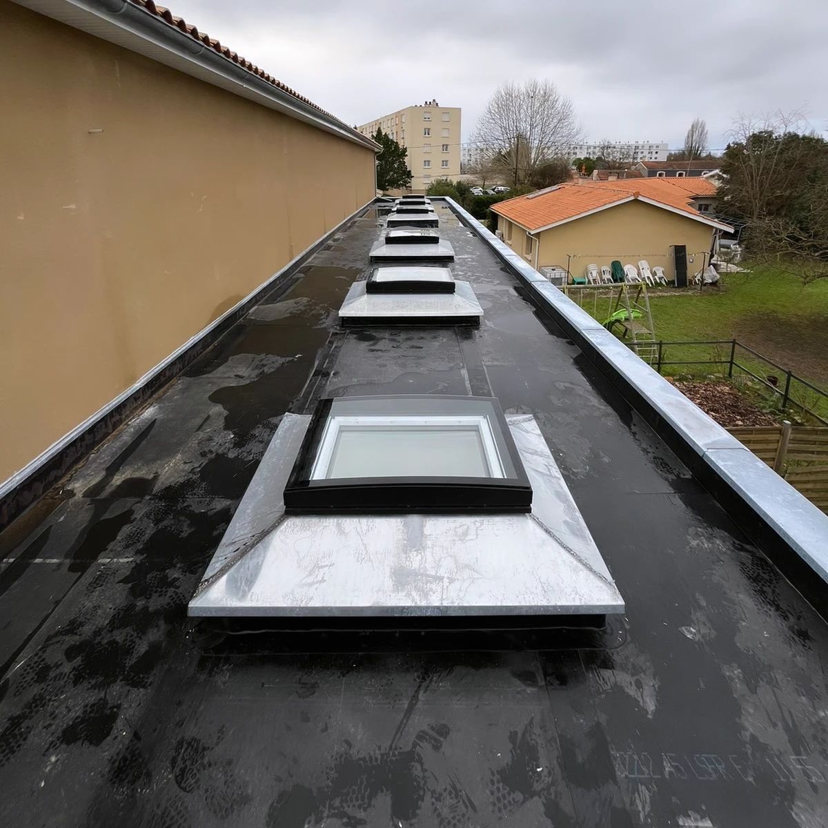 Travaux de zinguerie avec puits de lumière installés