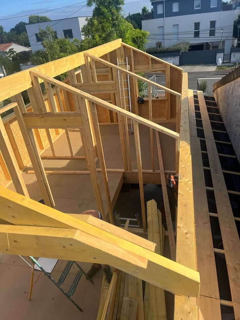 Charpente traditionnelle en cours d'installation pour une maison avec une ossature en bois