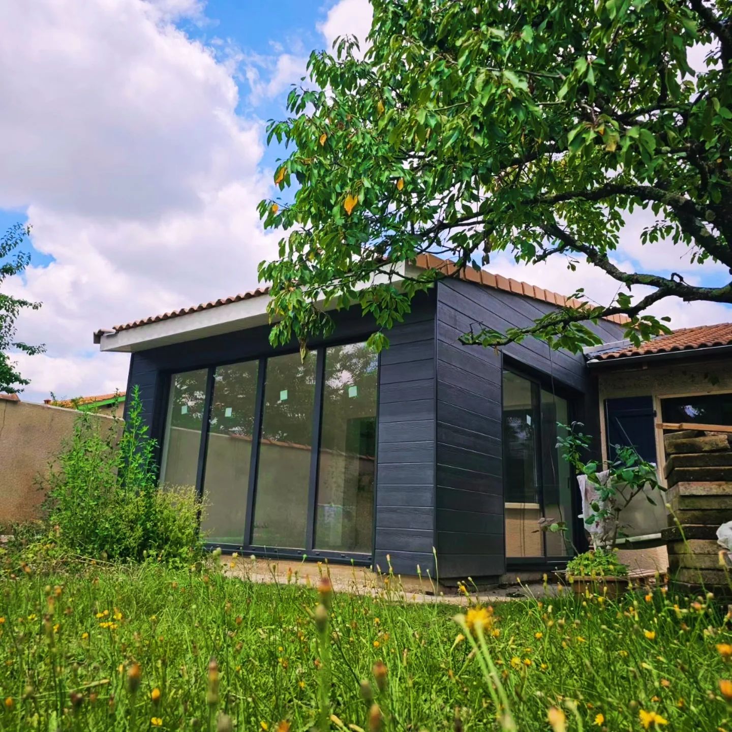 Hautes baies vitrées installées pour une maison moderne