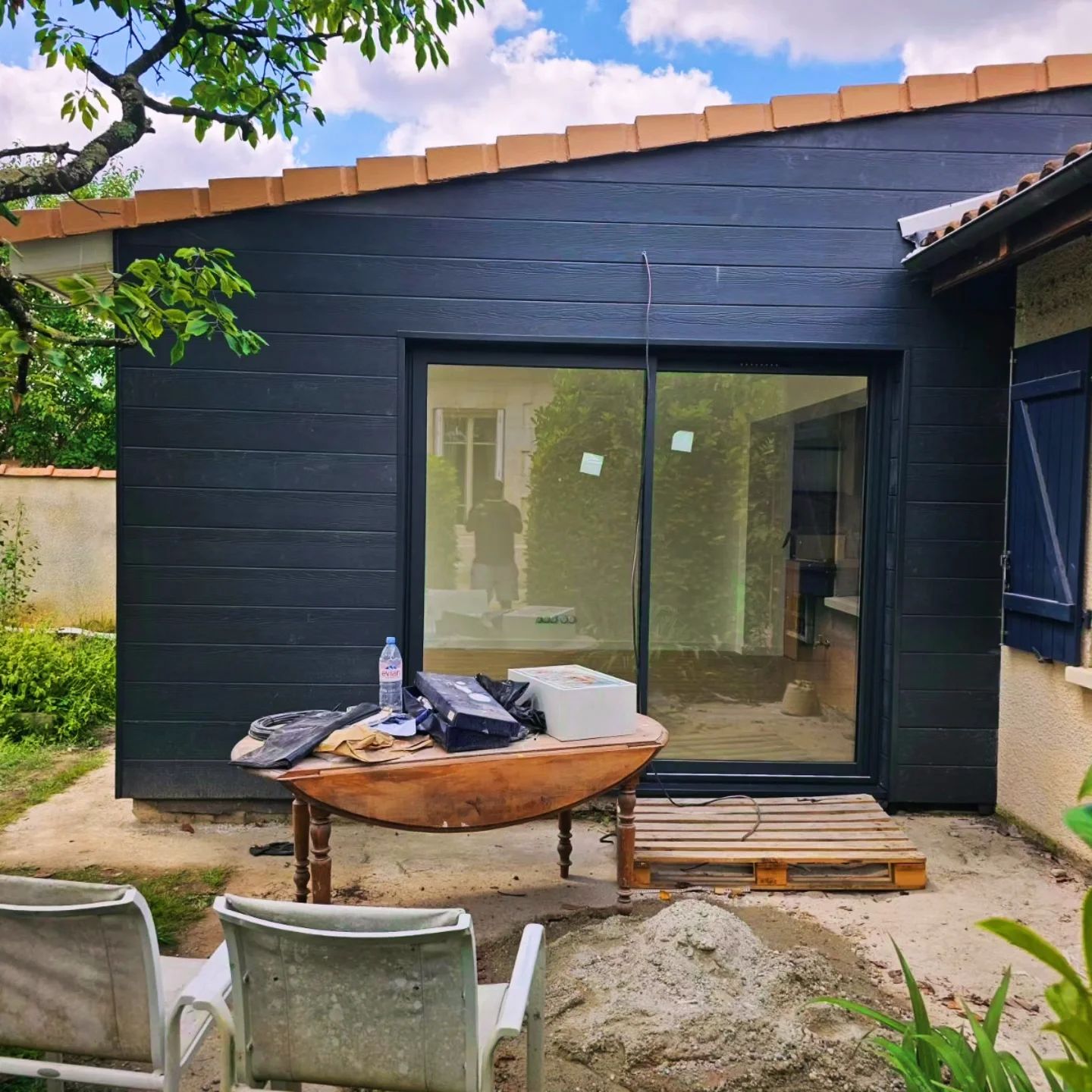Porte-fenêtre installée menant à la terrasse