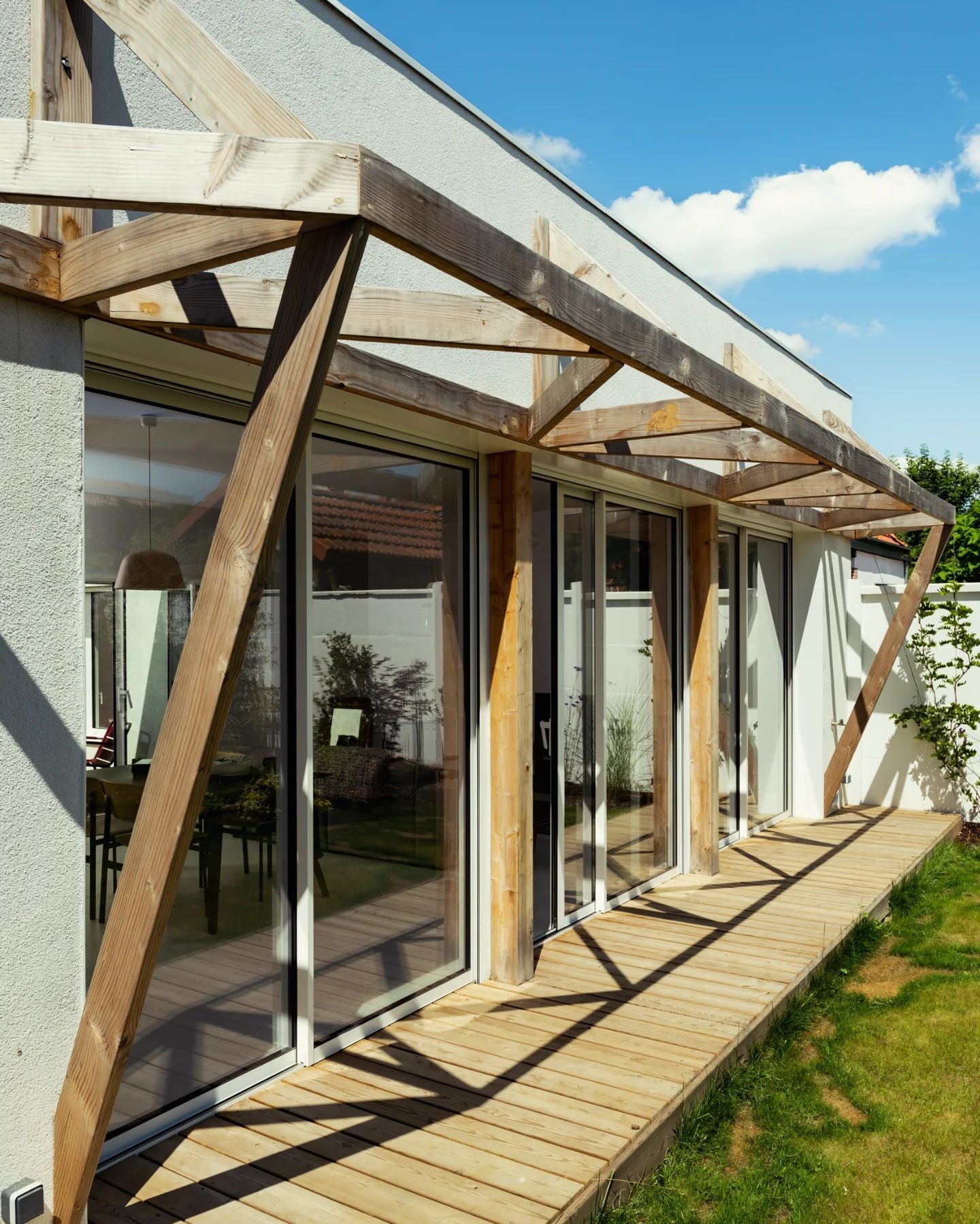 Charpente en bois apparente pour soutenir un avant-toit et terrasse en bois