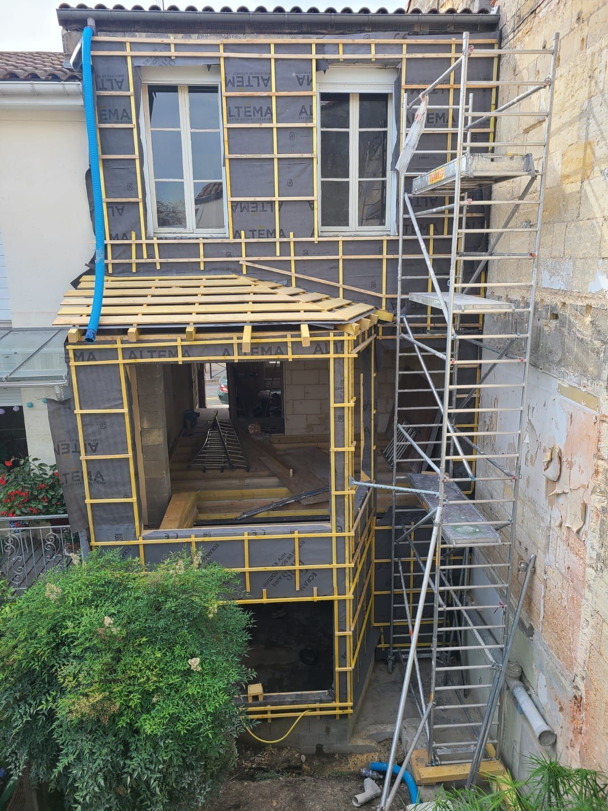 Travaux en cours d'une extension en bois pour une maison