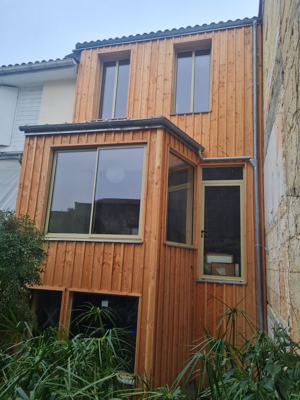 Travaux terminés de l'extension avec ossature en bois pour une maison