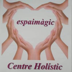 Un cartel del centro holístico Espaimagic muestra unas manos formando un corazón.