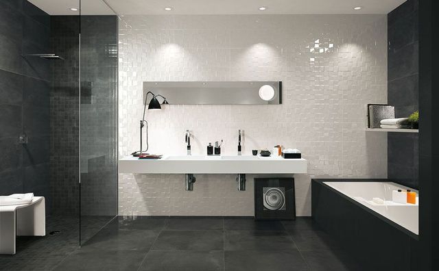 Ein Badezimmer mit zwei Waschbecken, einer Badewanne und einer ebenerdigen Dusche.