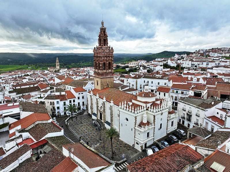 Una vista aérea de una iglesia blanca con un campanario alto
