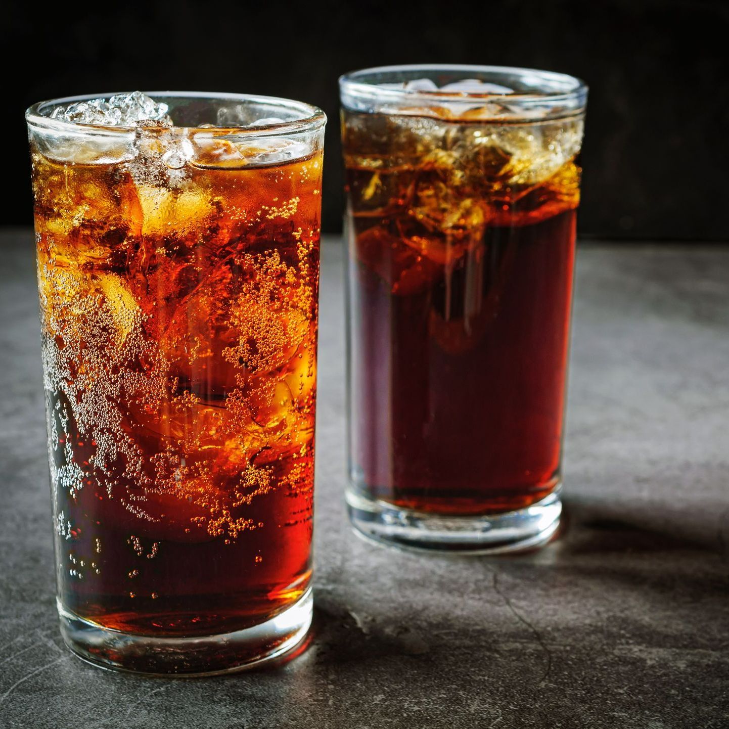Deux verres avec des glaçons