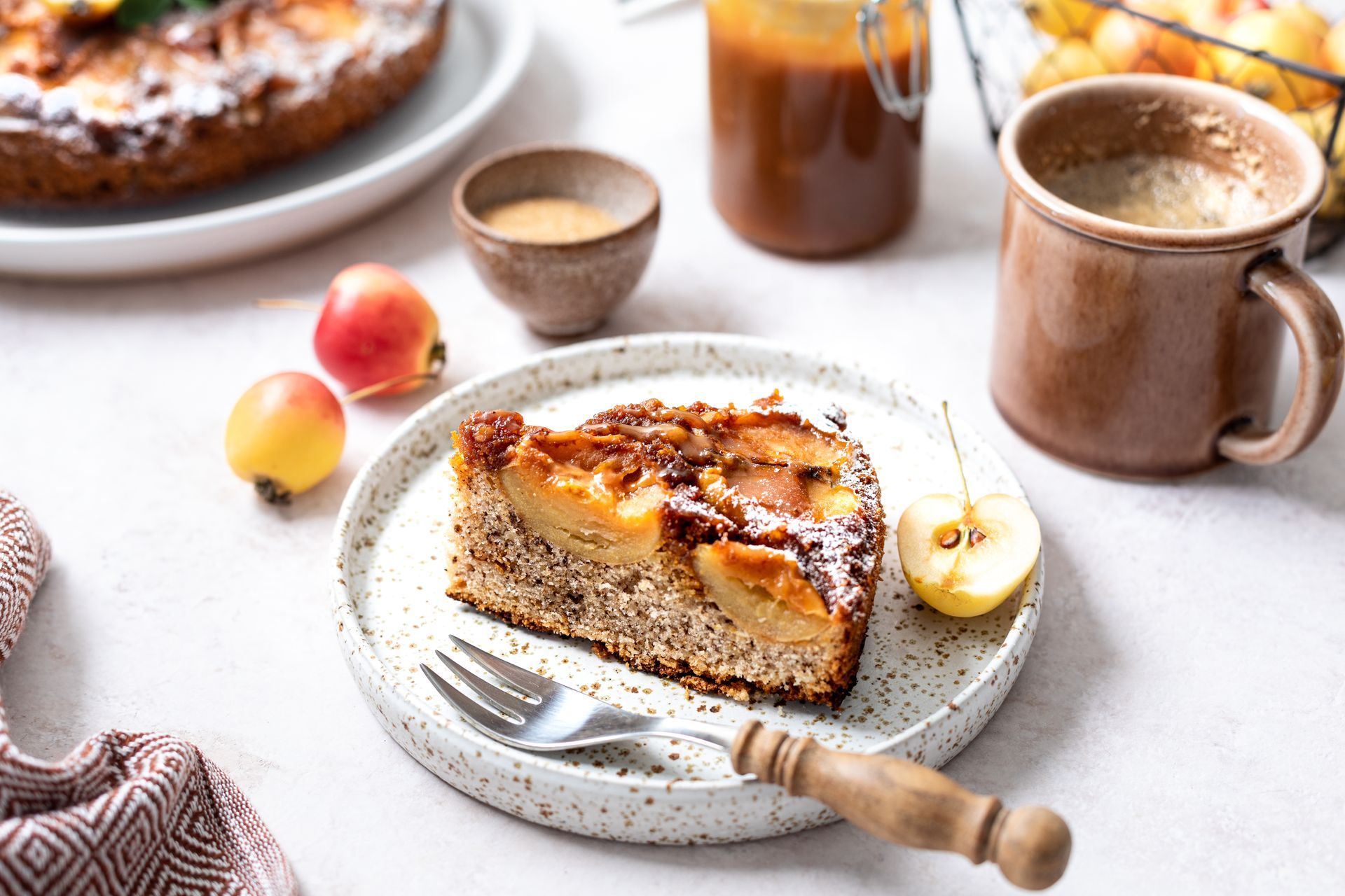 Assiette avec une tarte tatin aux pommes