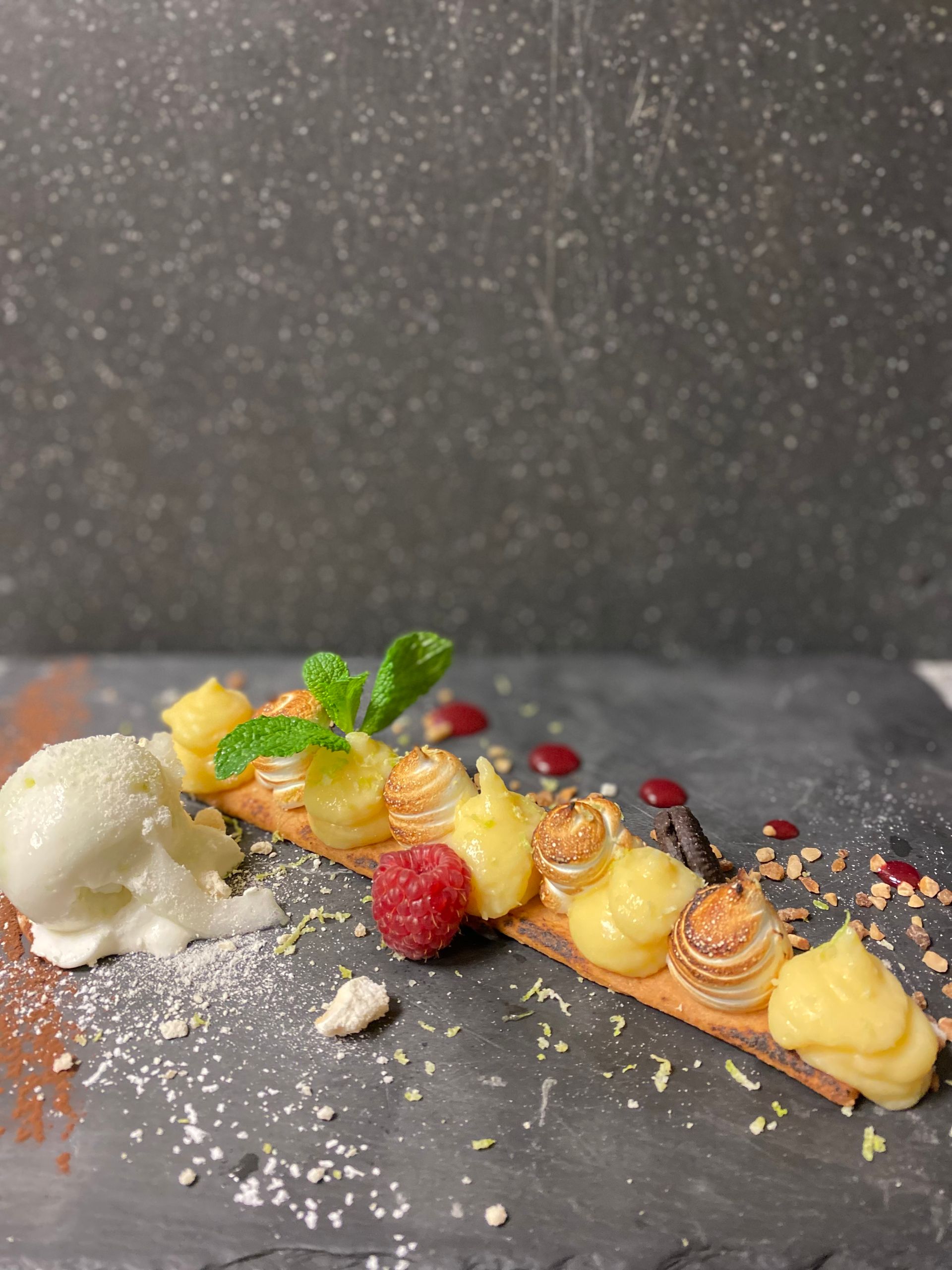 Dessert à la framboise et à la crème glacée