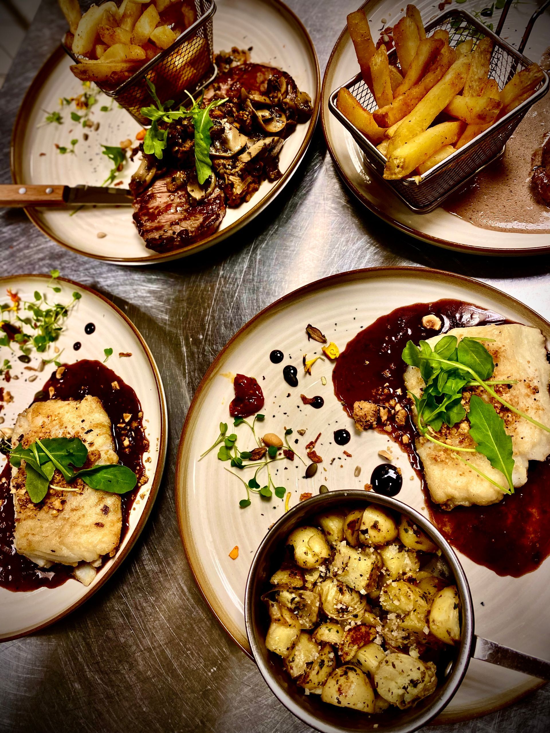 Assiettes avec des plats en sauce