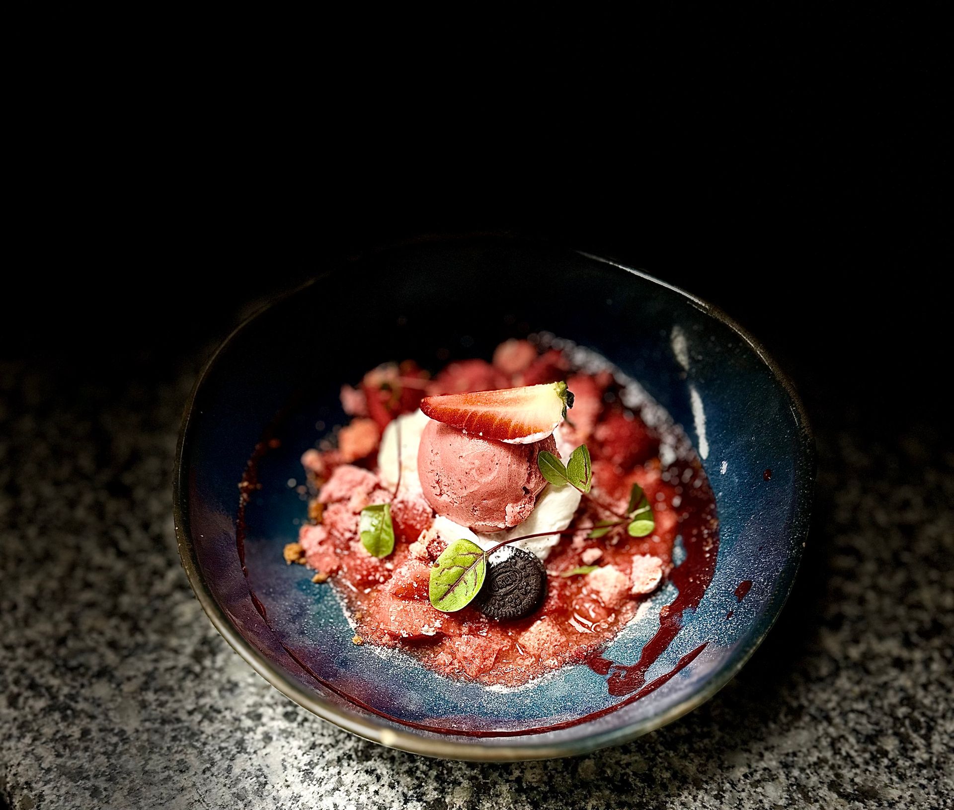 Assiette de dessert aux fruits rouges, fraises et myrtilles
