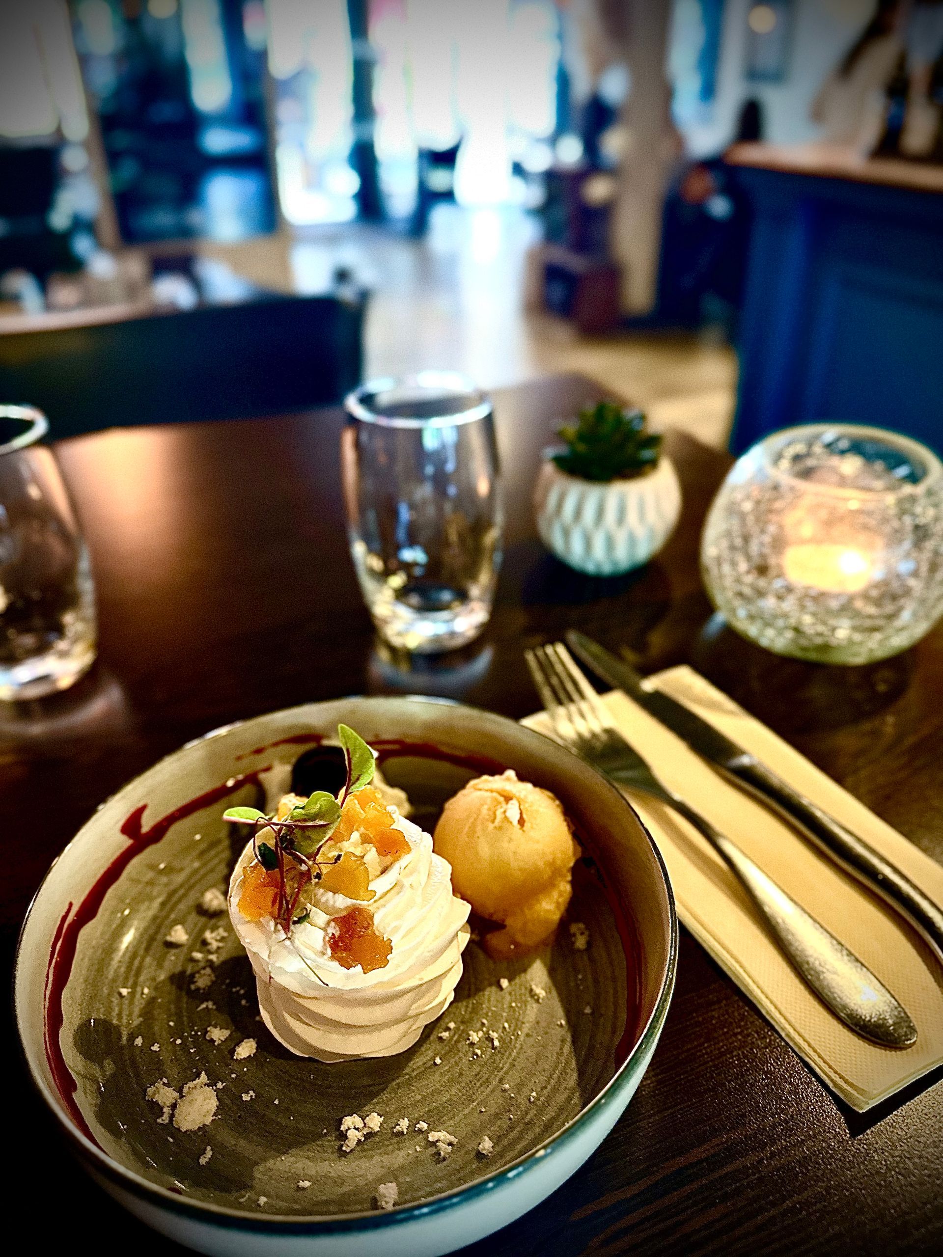 Assiette avec une bougie photophore