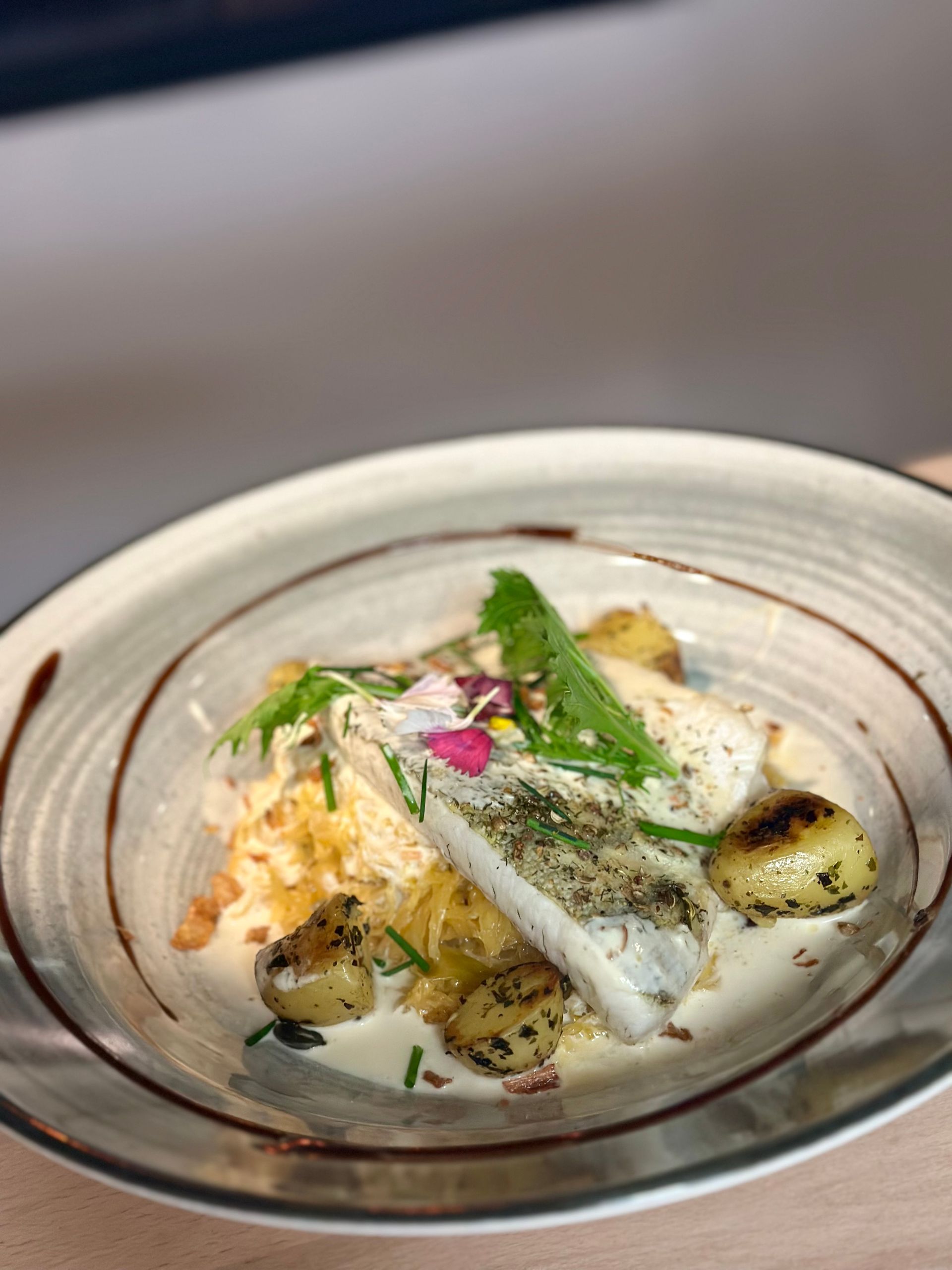 Assiette de poisson avec une feuille de salage