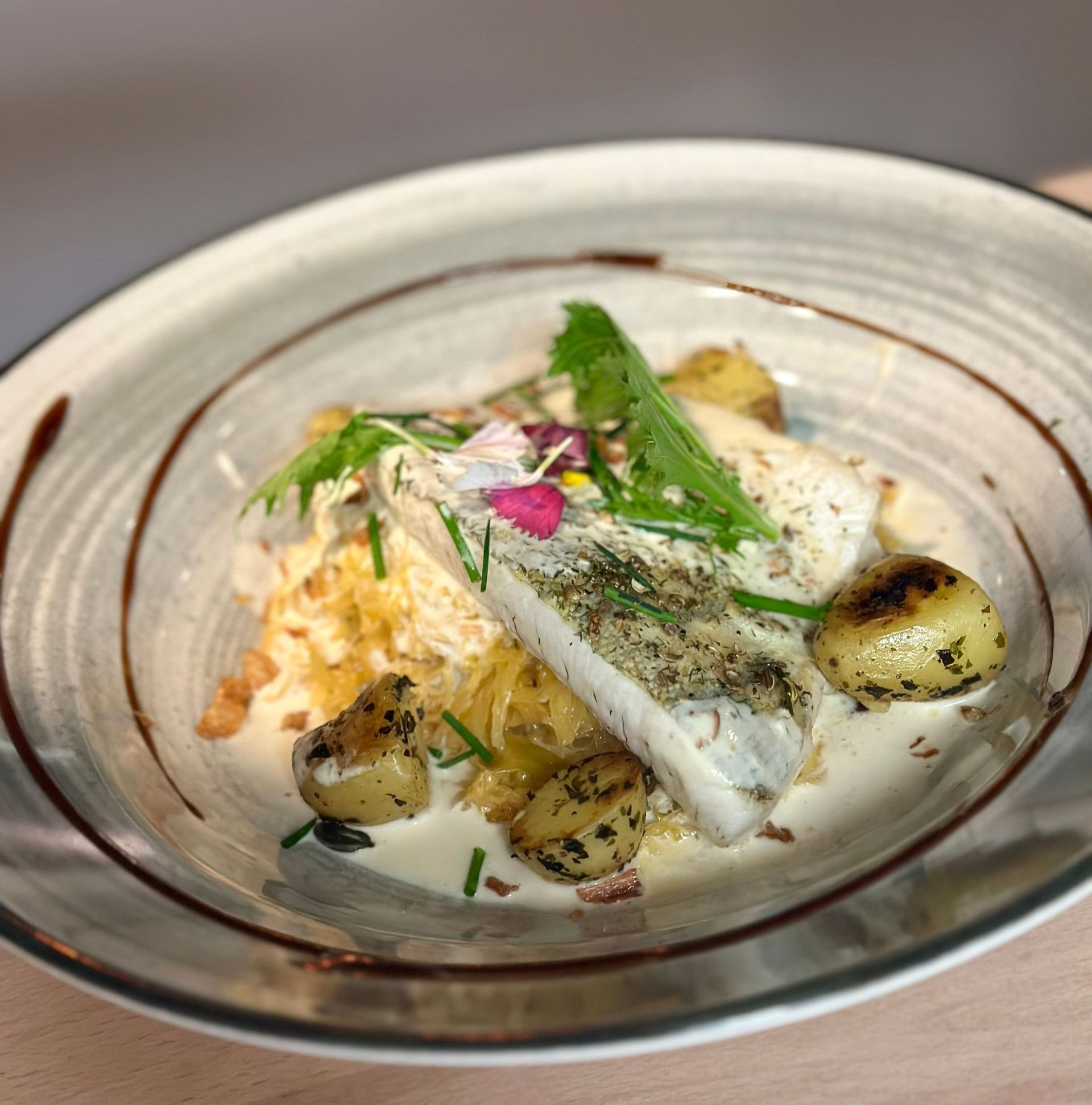 Assiette avec un poisson en sauce