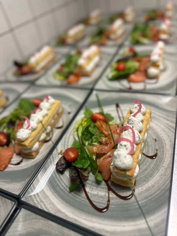 Assiettes avec des plats composés de saumon
