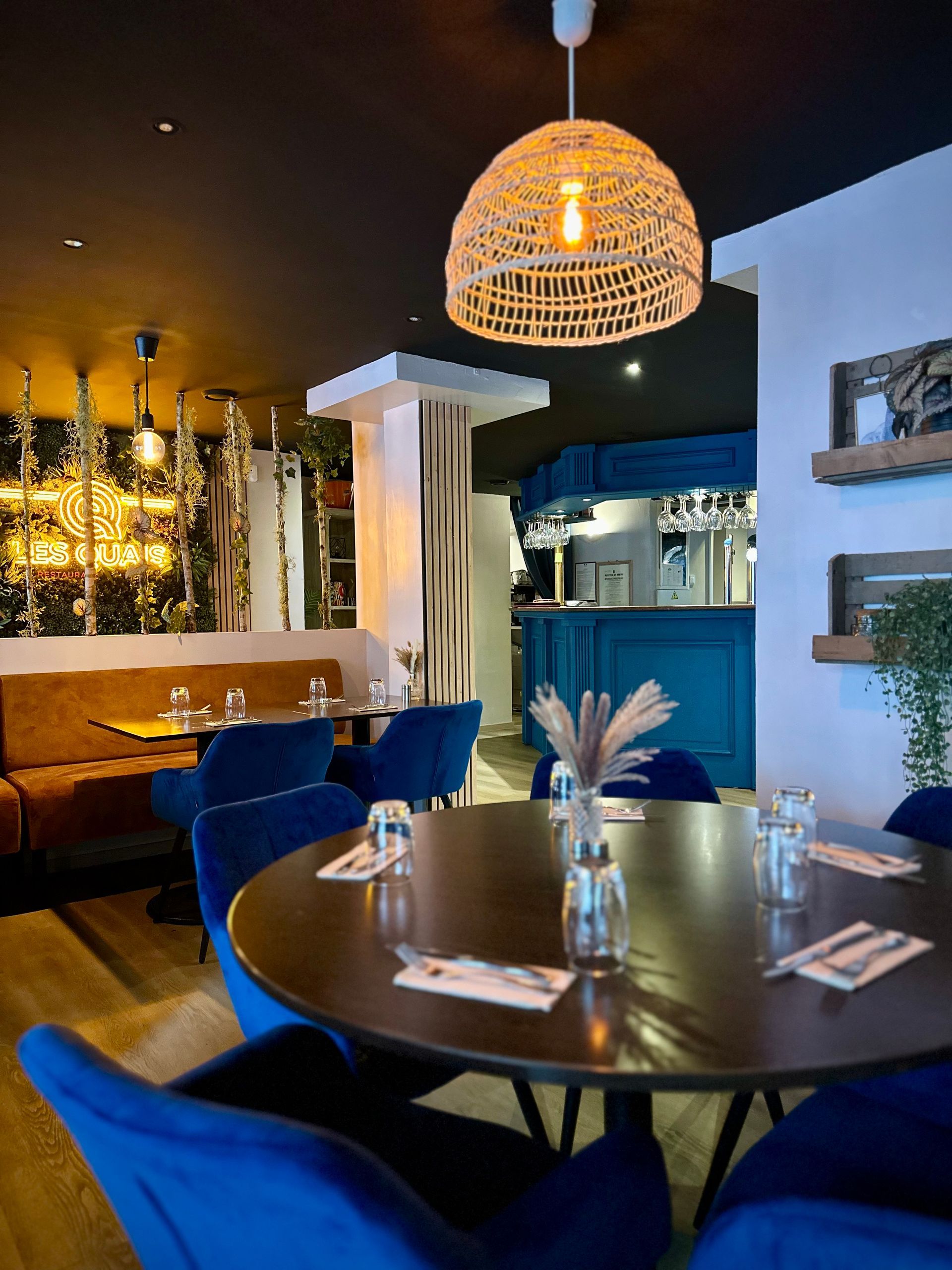 Bar et chaises bleues