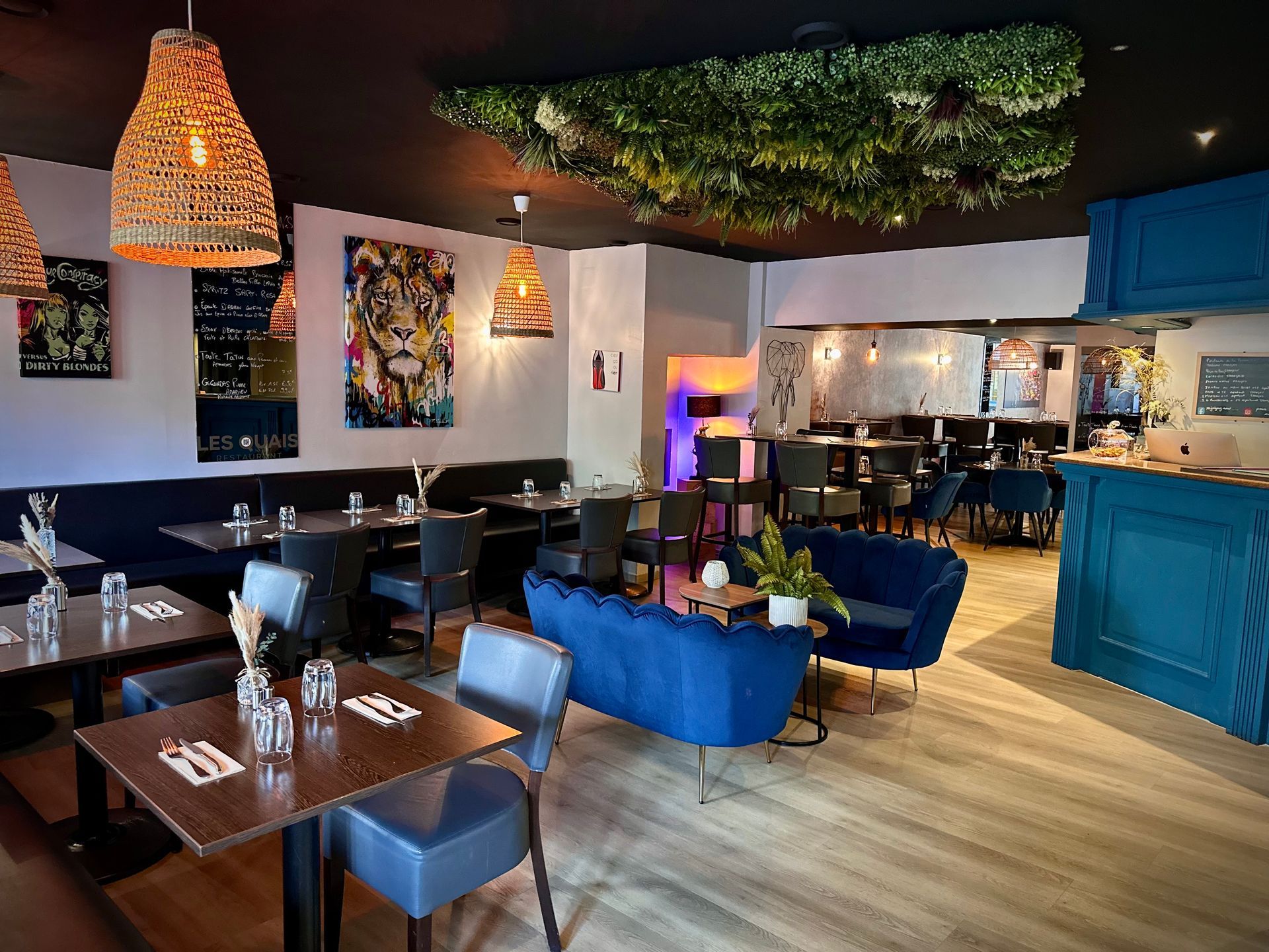 Deux canapés bleus devant une petite table