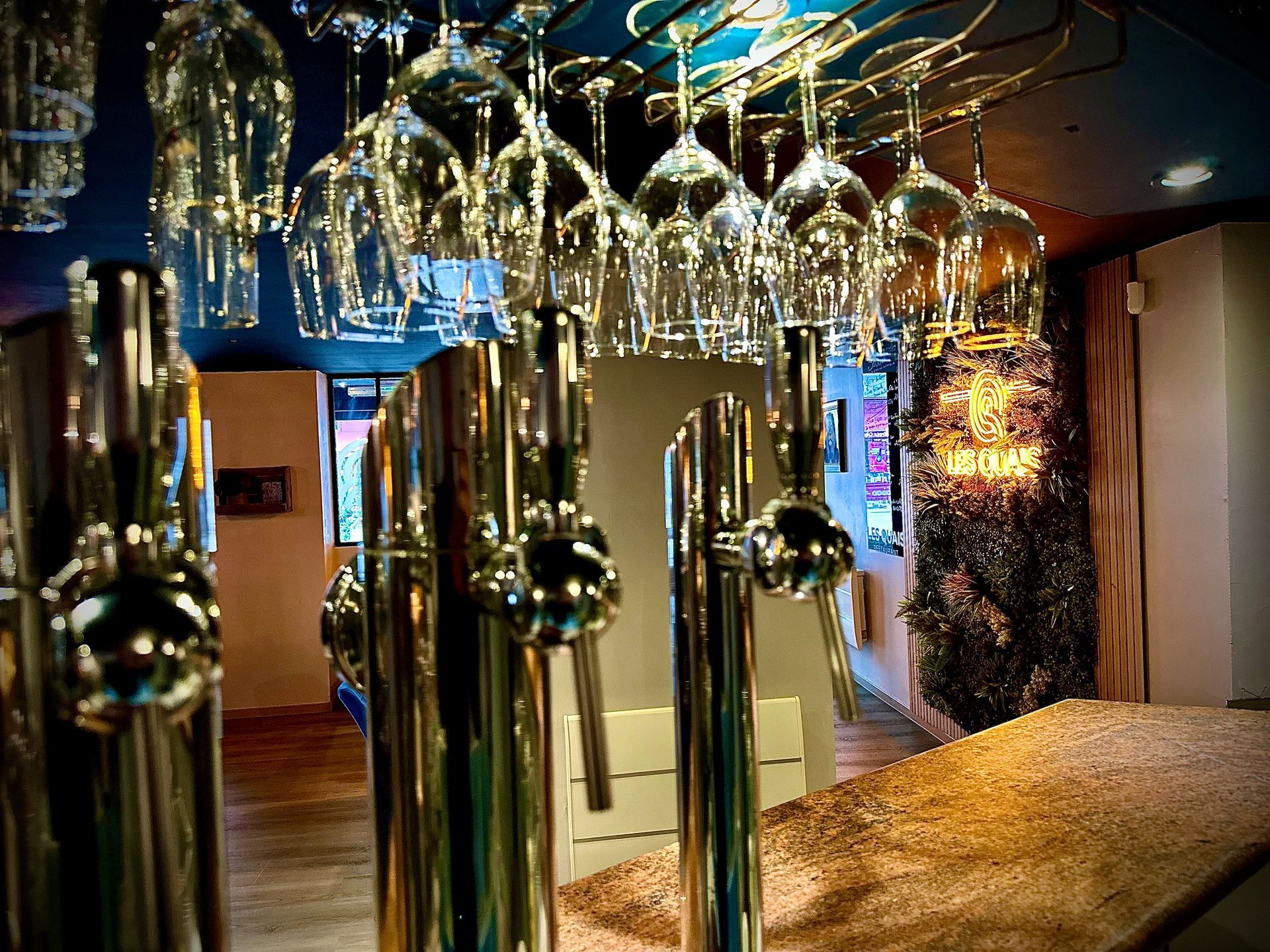 Verres accrochés au plafond