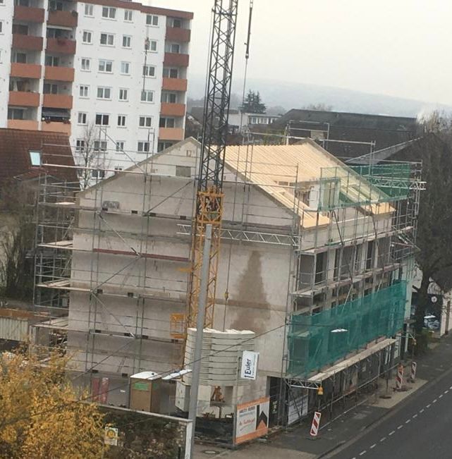 Ein im Bau befindliches Gebäude mit Gerüst und Kran