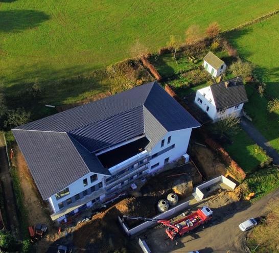 Eine Luftaufnahme eines Hauses mit einem schwarzen Dach