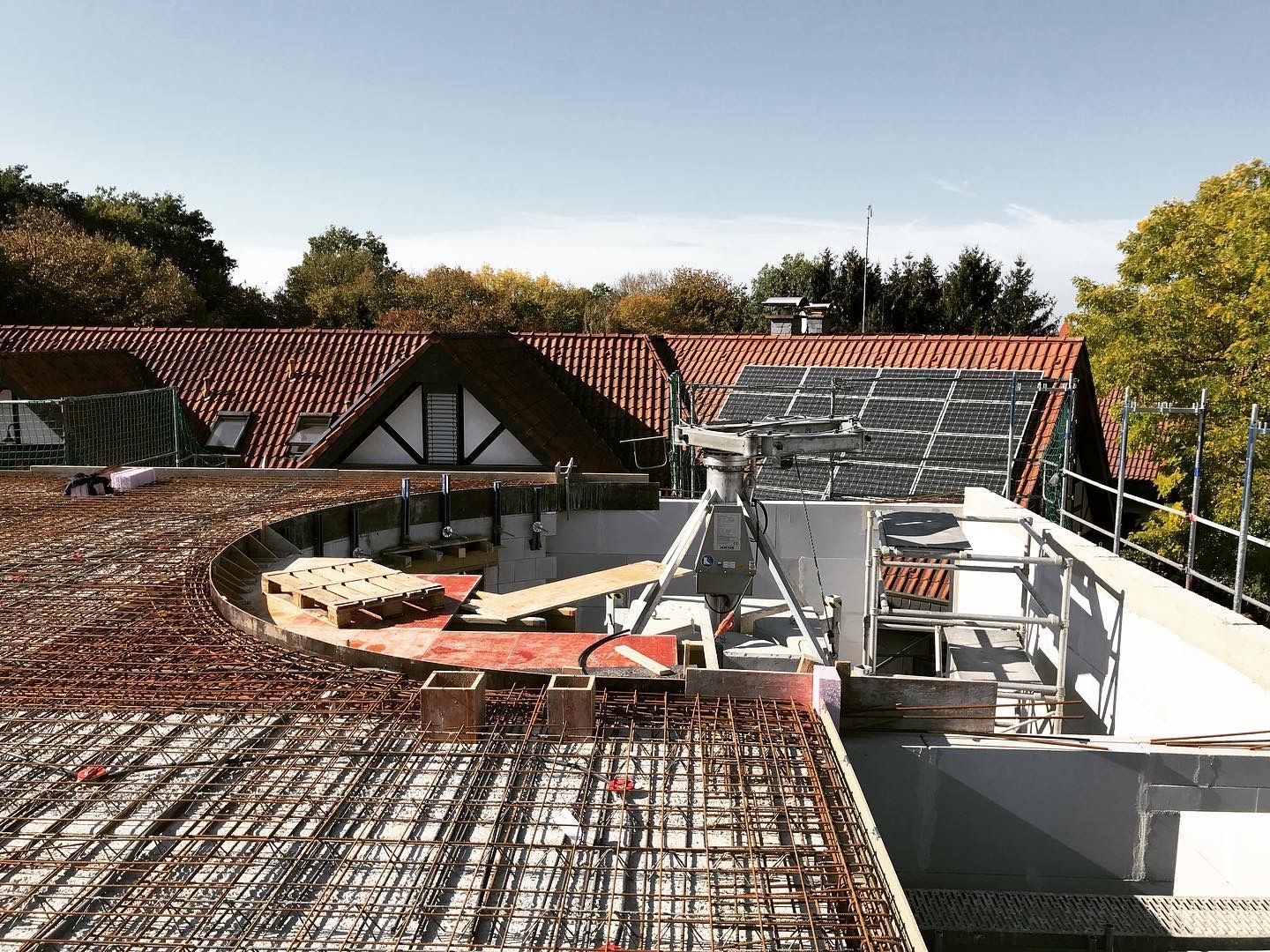 Eine Baustelle mit einem Dach, das gebaut wird