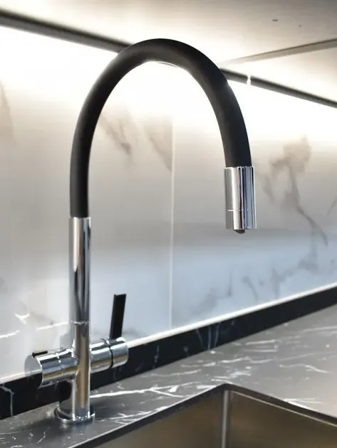 Grifo de cocina con caño flexible negro y base cromada.