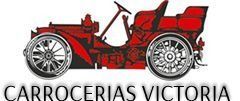 Logotipo de auto antiguo en color rojo con el texto "CARROCERIAS VICTORIA".