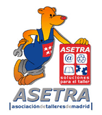 Oso de dibujos animados con un mono azul que sostiene una llave inglesa, de pie junto a un cartel con el logotipo de ASETA.