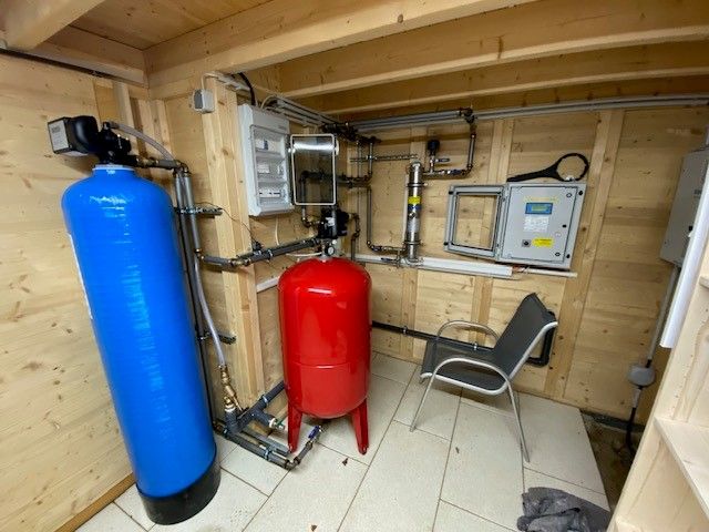 Ein Raum mit einem blauen Tank und einem roten Tank