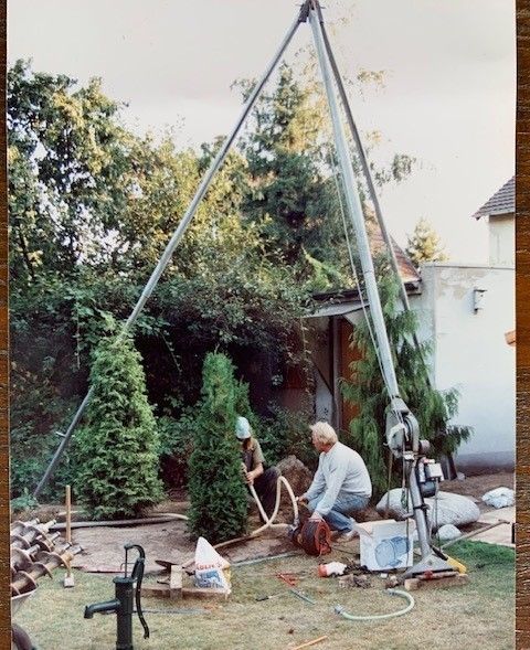 Ein Mann arbeitet an einer Maschine in einem Hinterhof