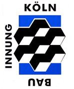 Ein schwarzweißes Logo mit einem blauen Quadrat in der Mitte.