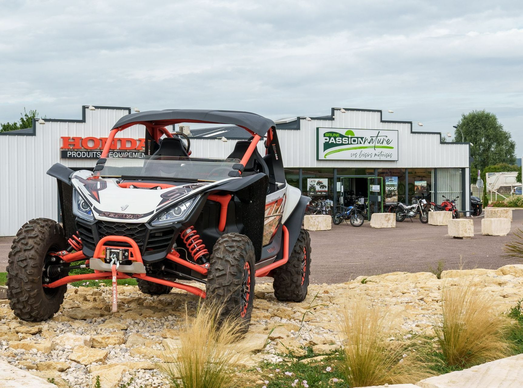 Buggy noir et orange devant le magasin