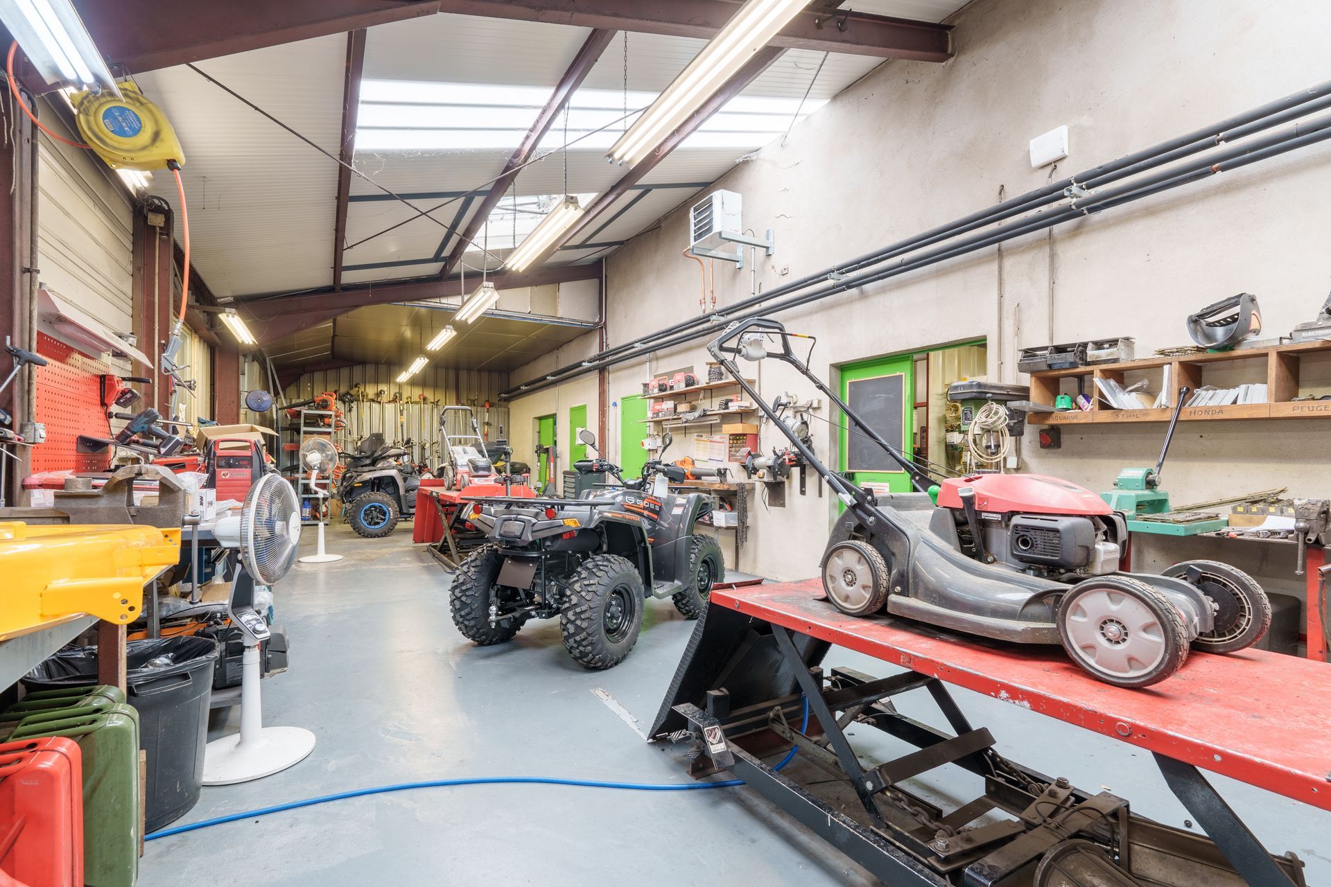 Tondeuse à gazon sur une table en maintenance