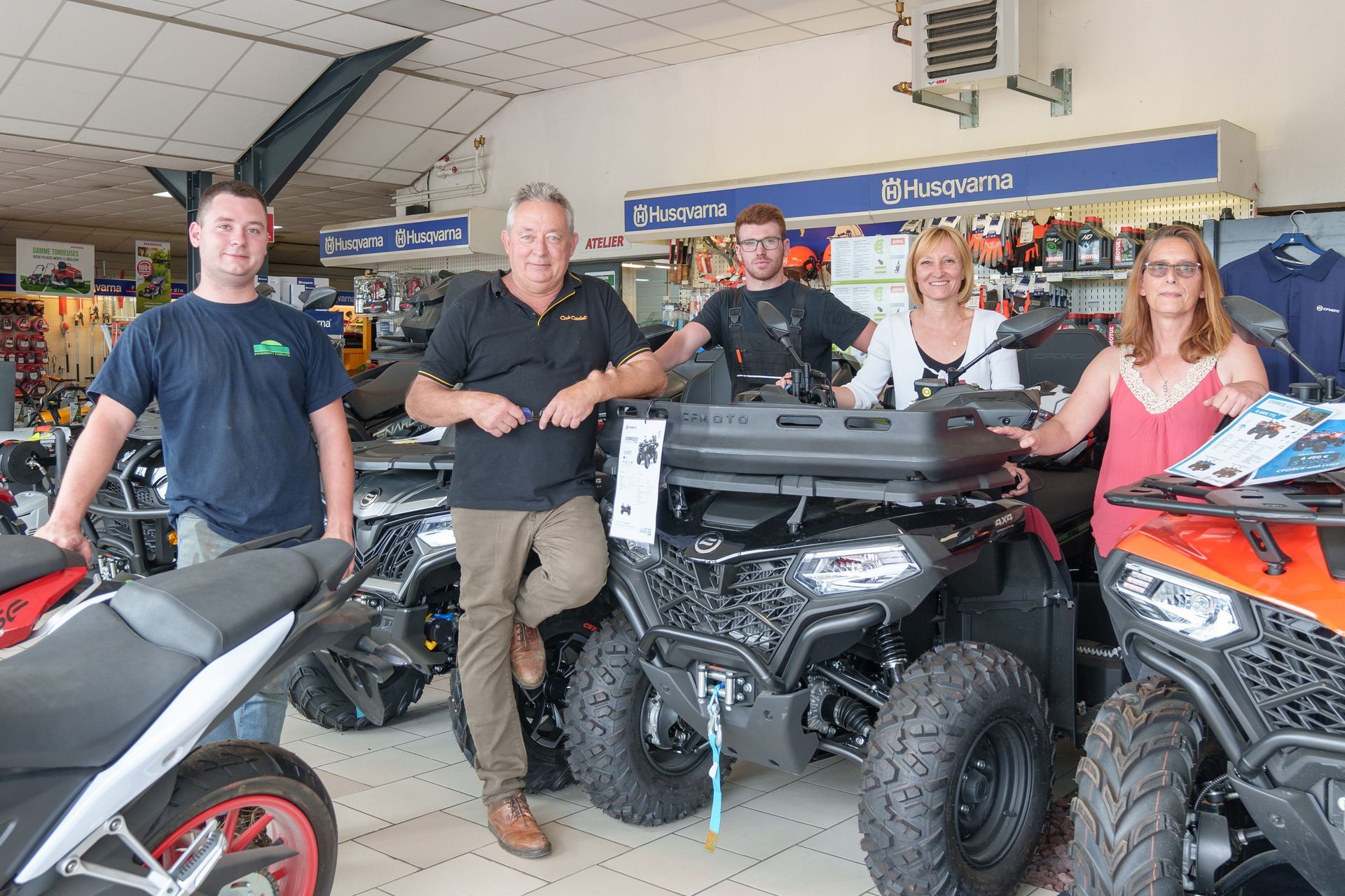 Équipe du magasin devant des véhicules de loisirs