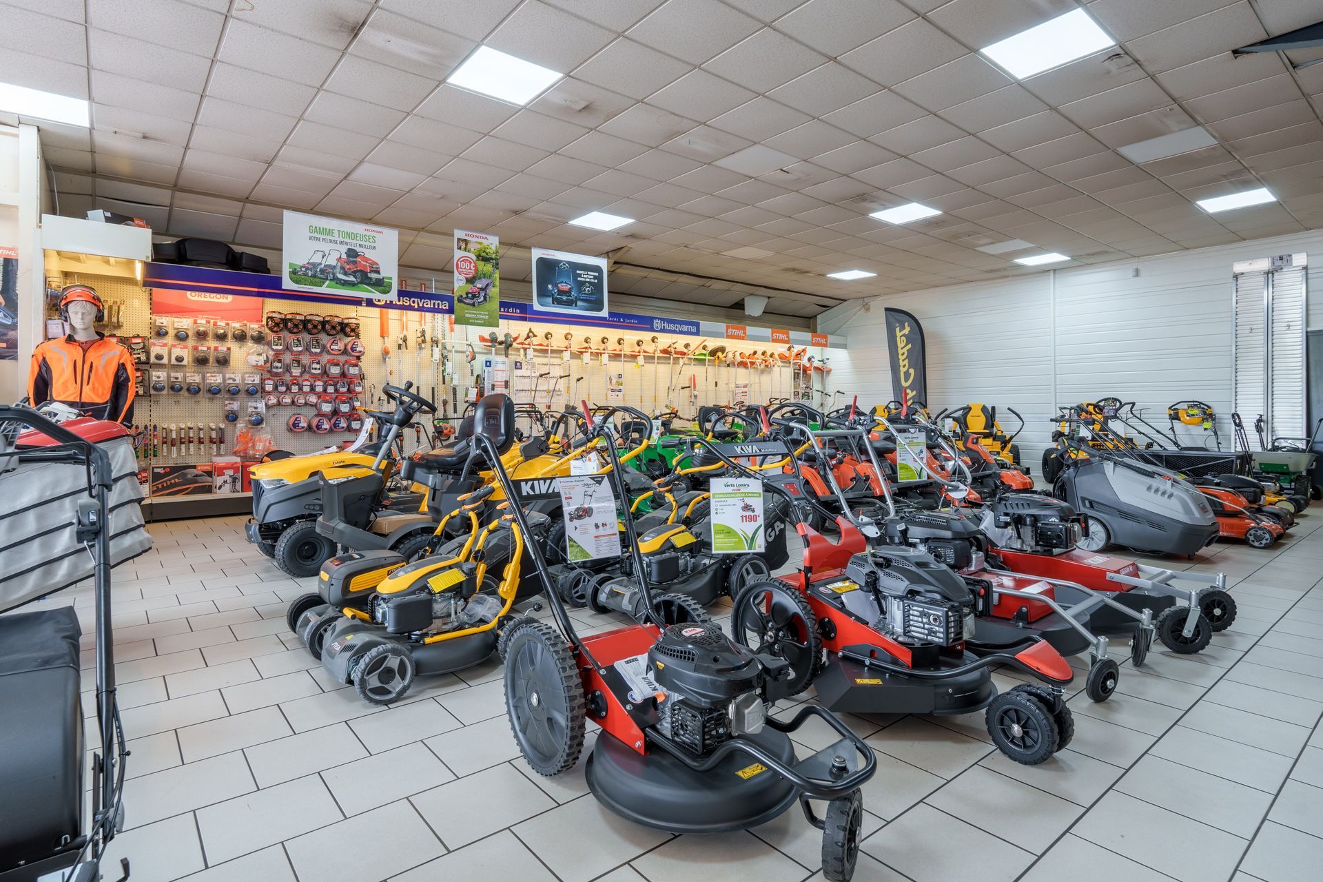 Matériel de motoculture exposé en magasin