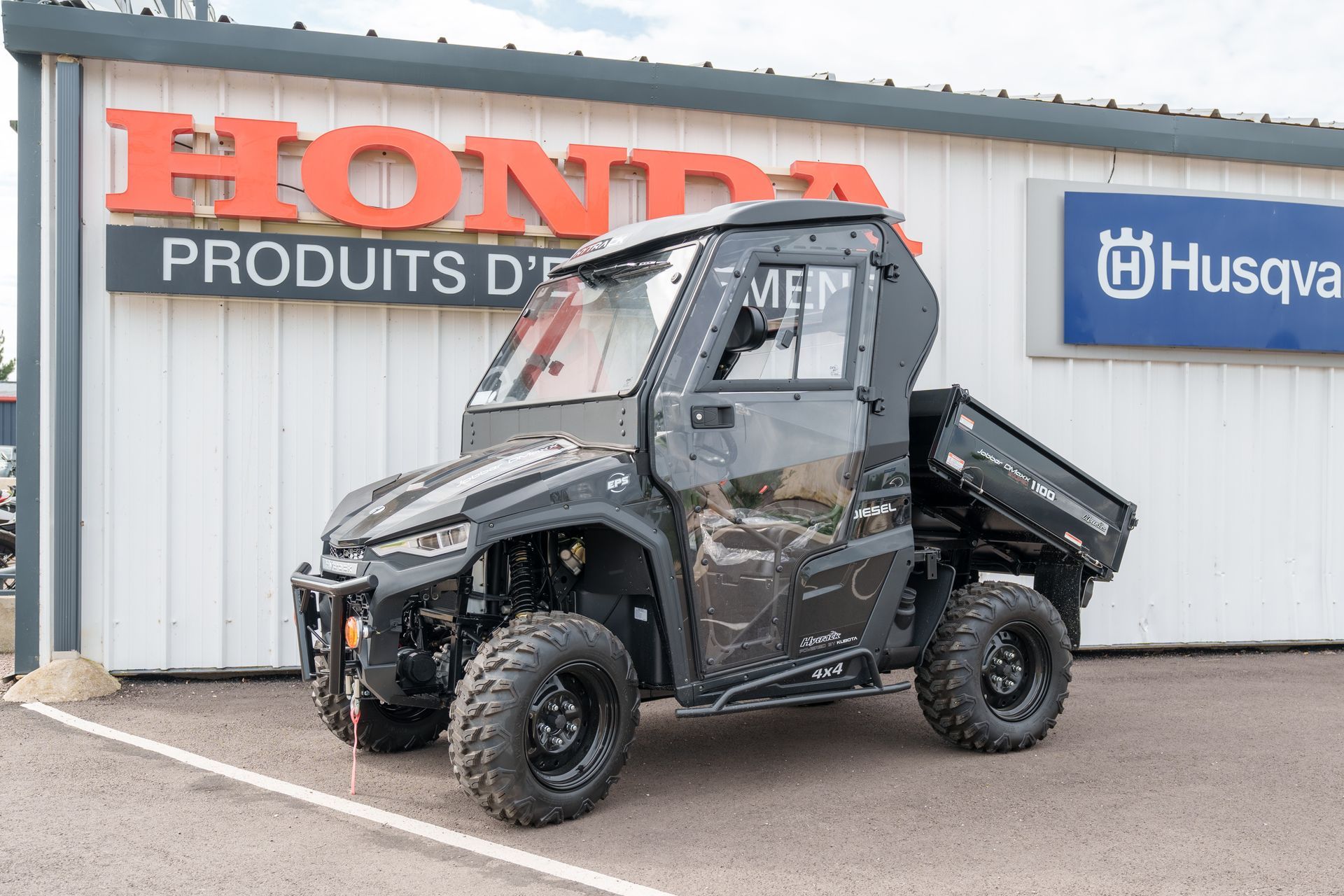 SSV avec une remorque noire