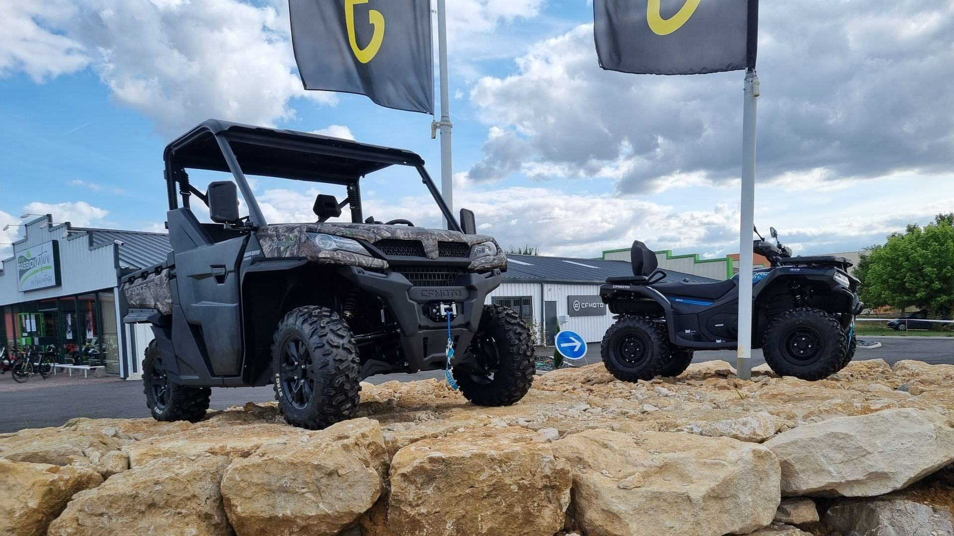 Loisirs Un SSV et un quad sur un muret en pierre