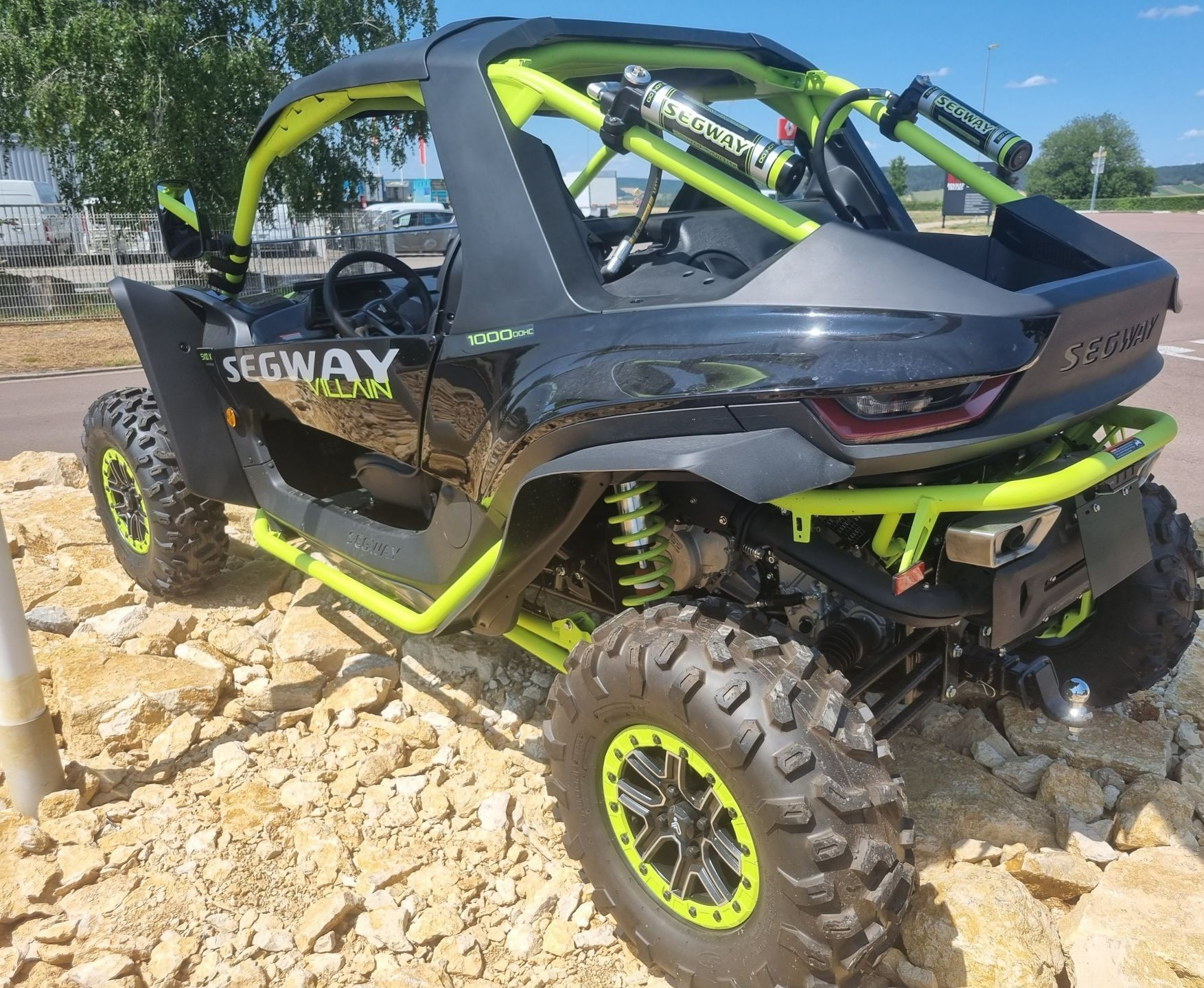 Arrière d'un SSV noir et jaune fluo