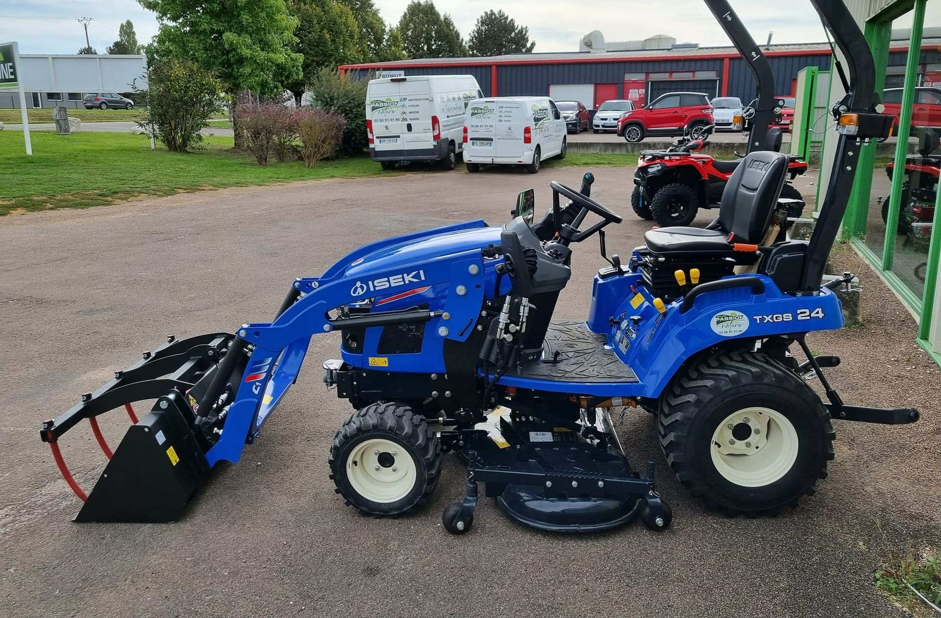 Tracteur bleu avec chargeur