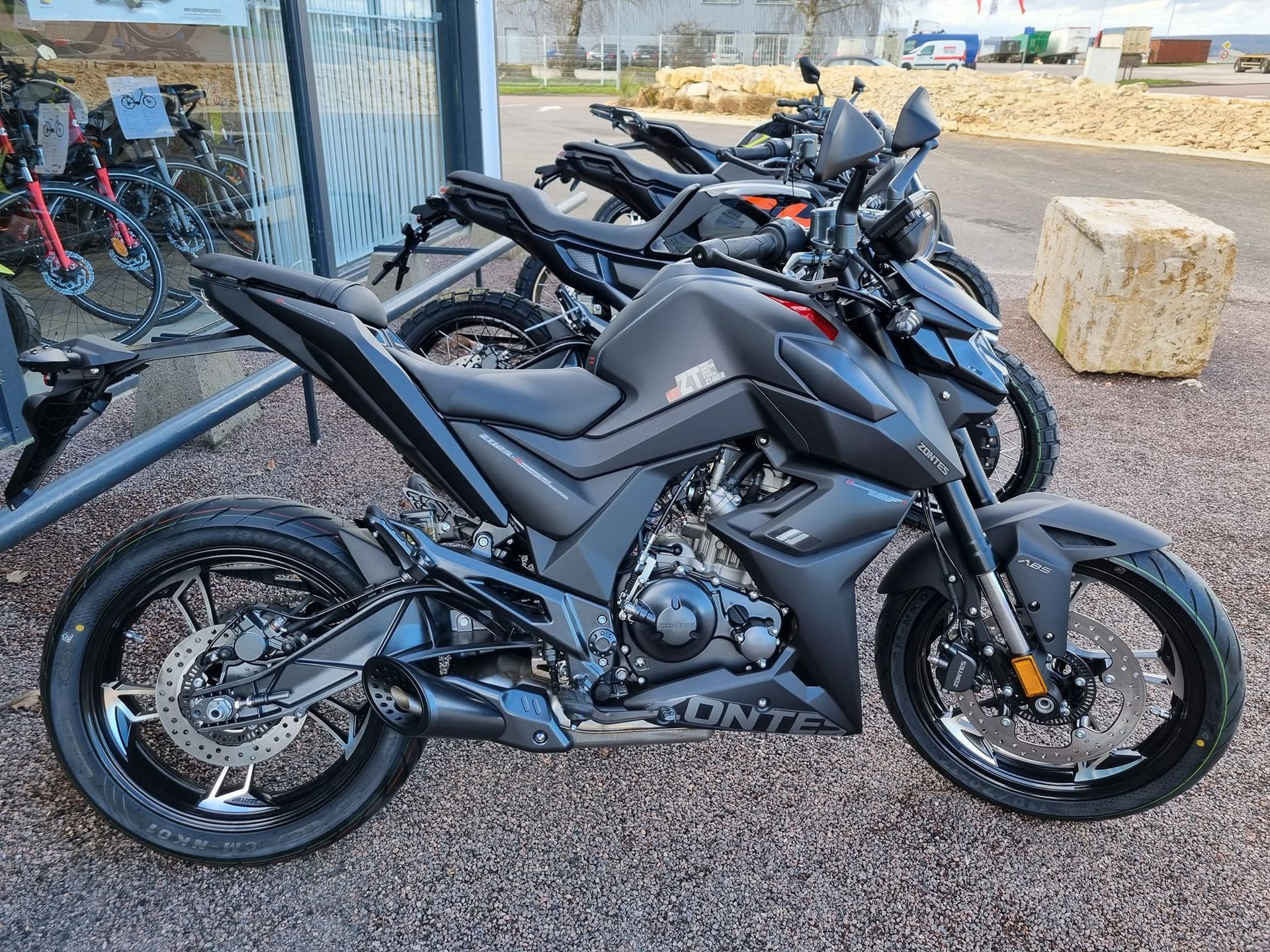 Quatre motos noires garées