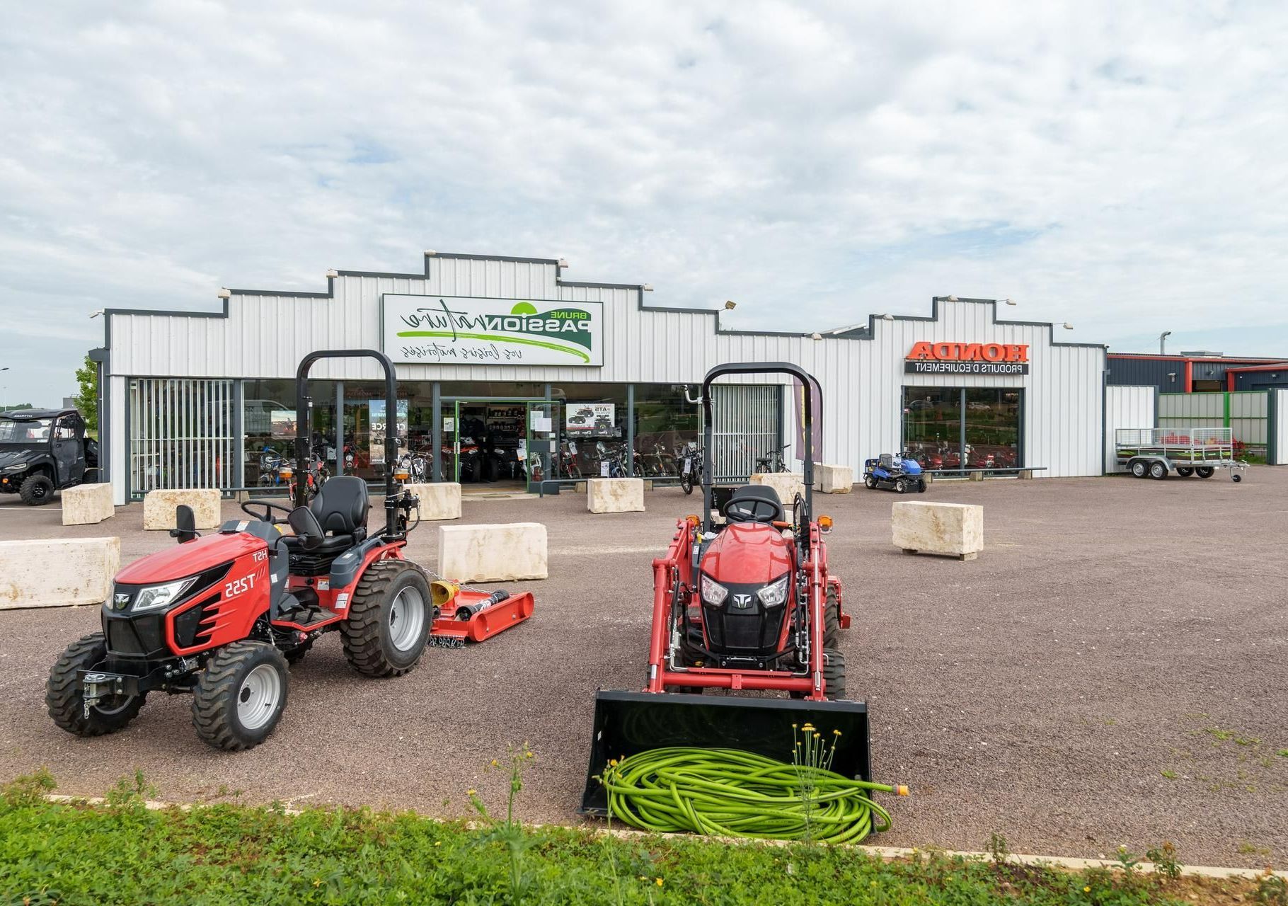 Deux tracteurs agricoles devant la boutique