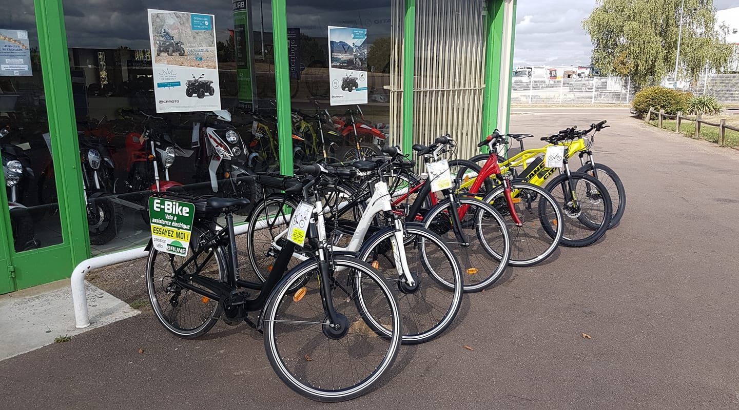 Vélos en tout genre devant la boutique