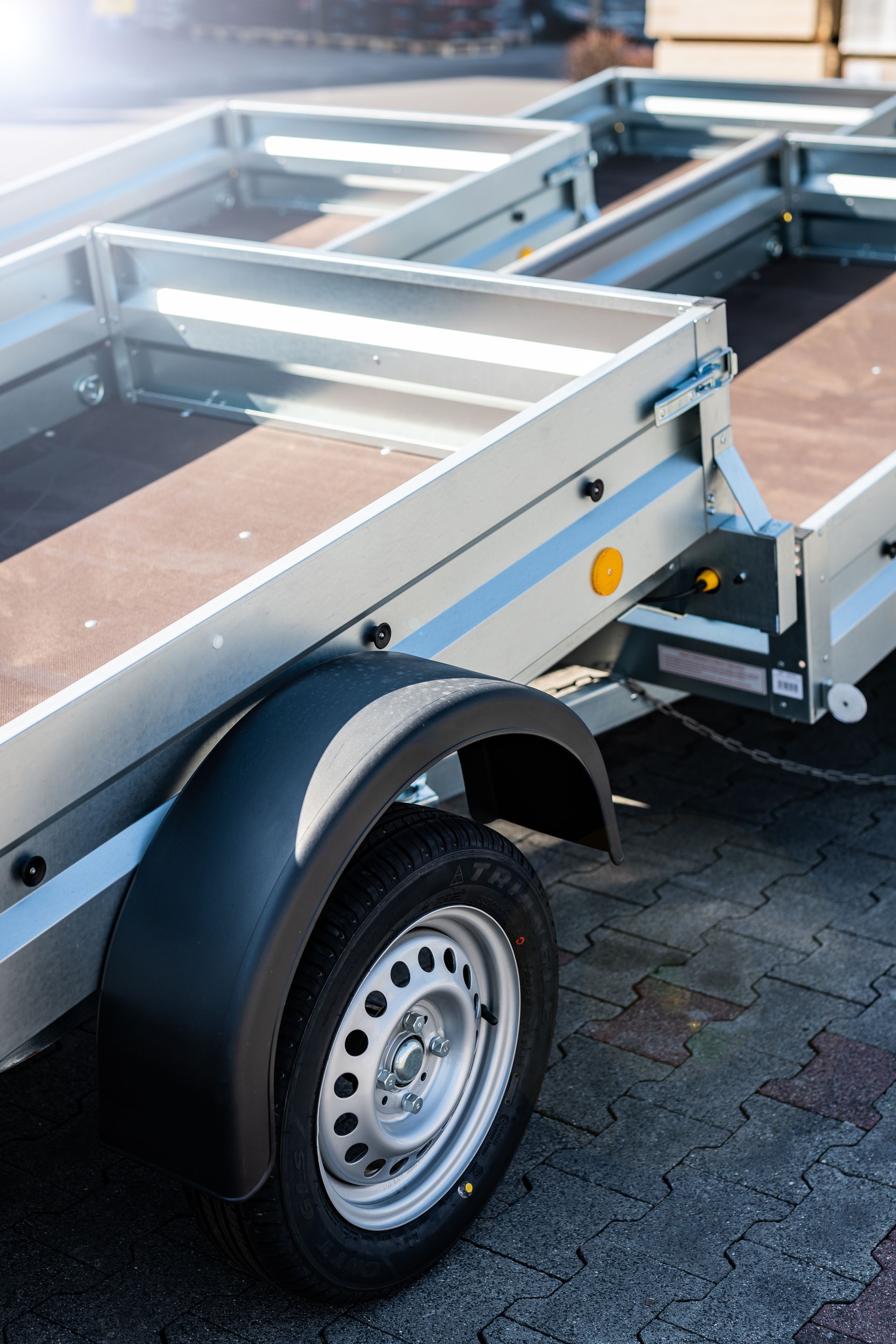 Quatre remorques devant la boutique