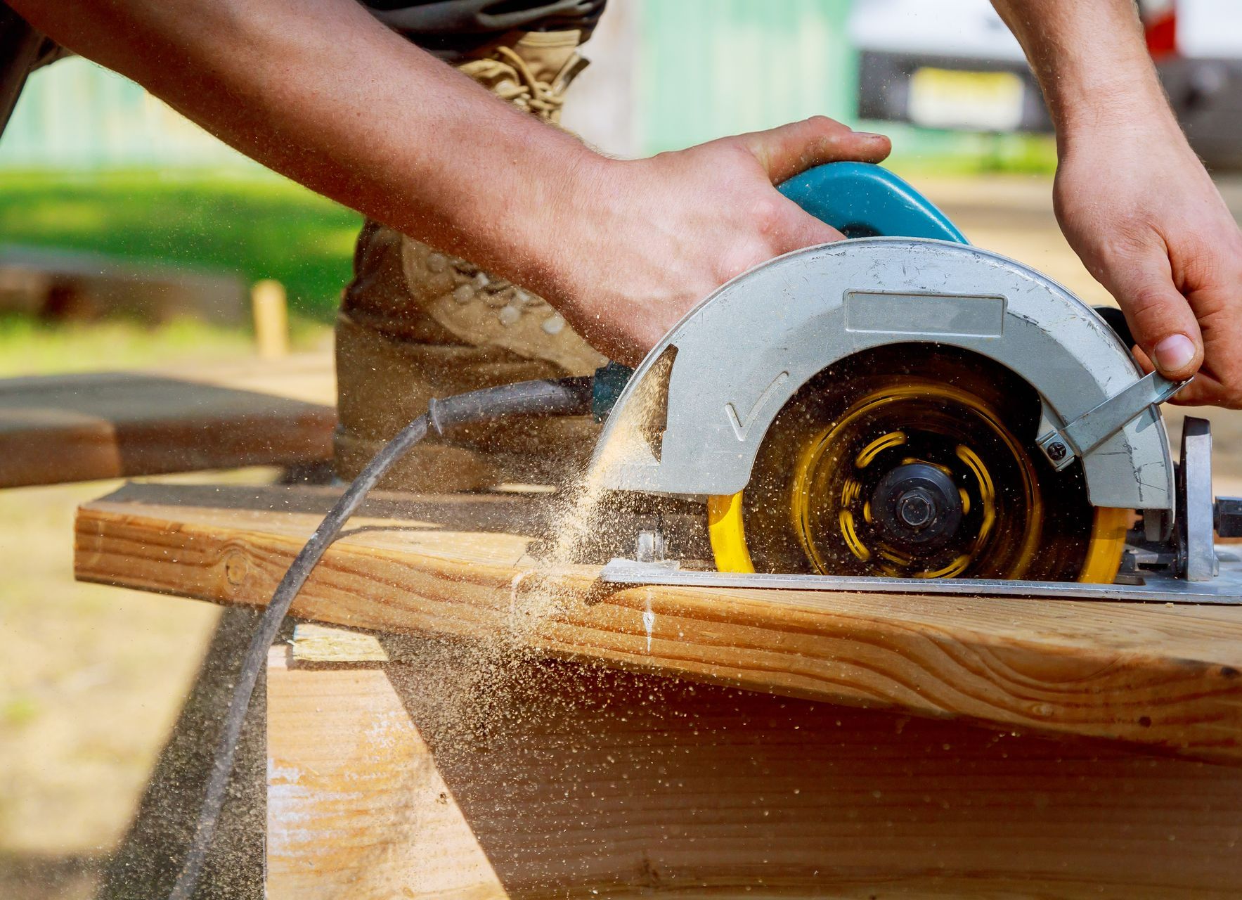 Taille-haie dans un buisson
