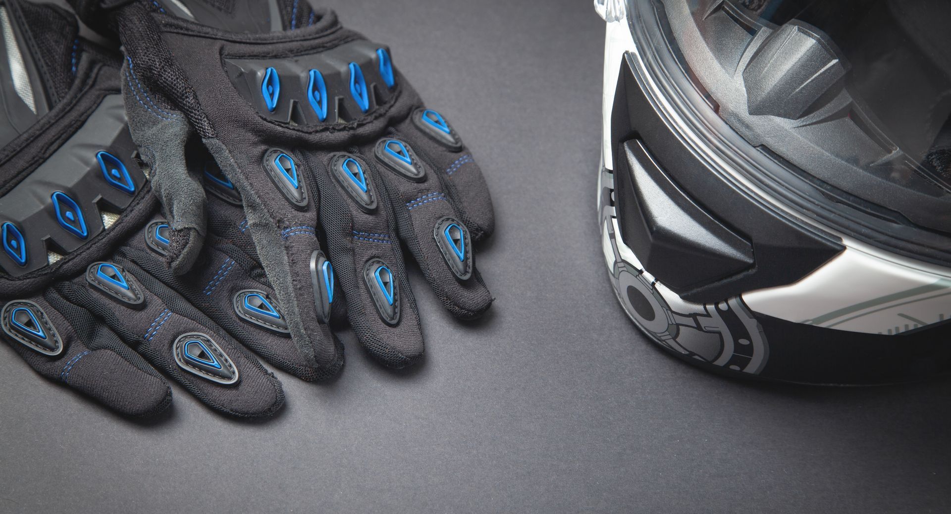 Casque et gants de moto