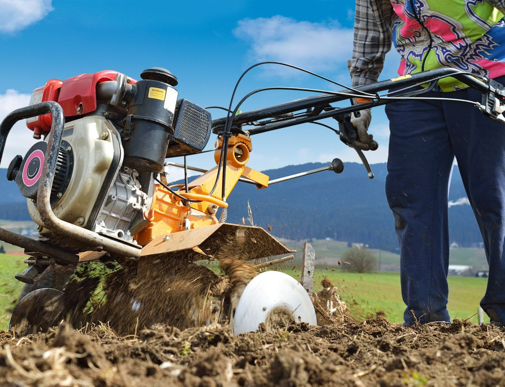 Motoculteur travaillant la terre