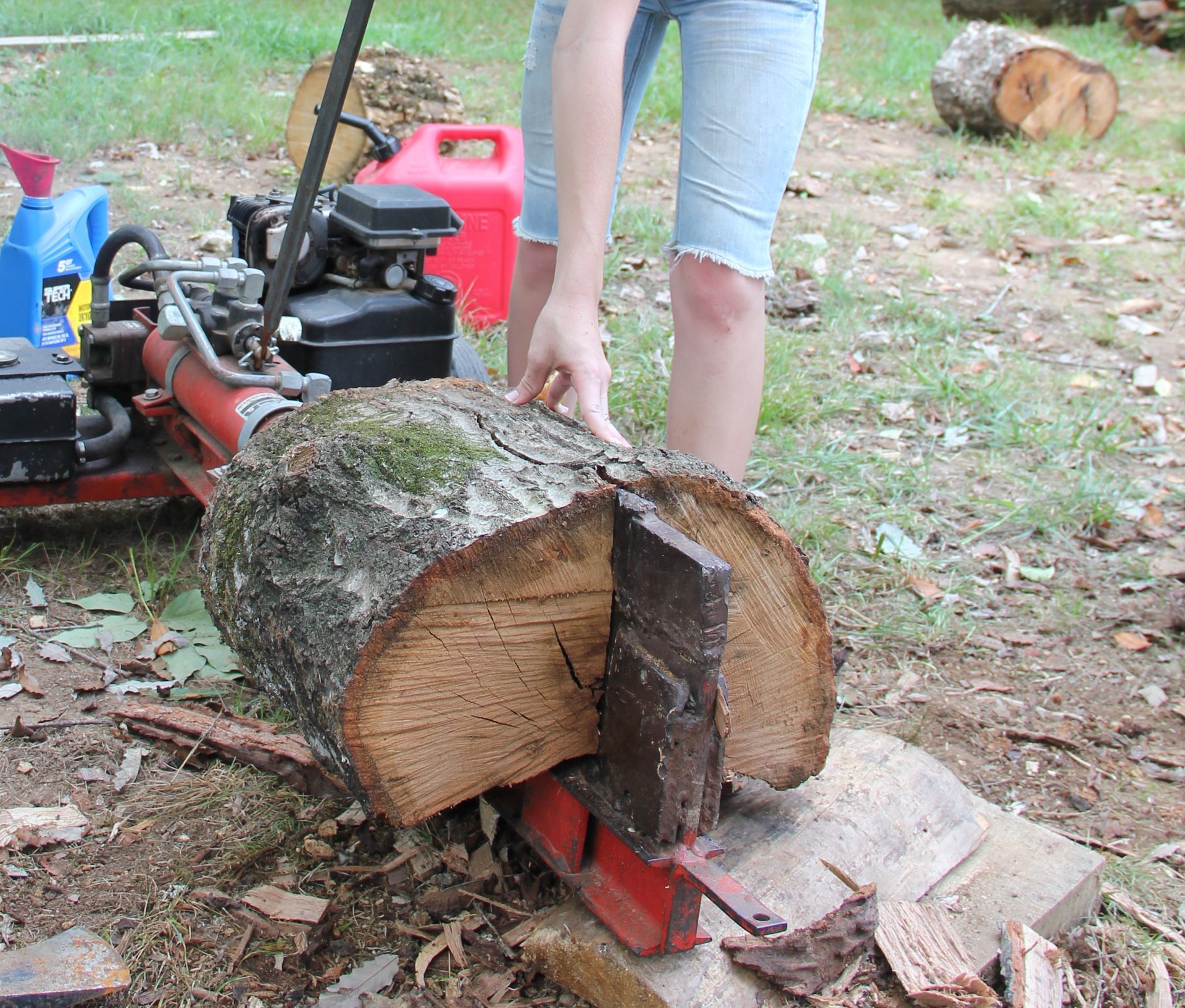 Fendeuse à bûches en action