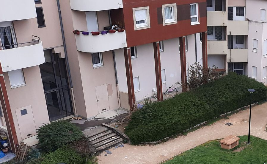 Immeuble avec façade peinte en marron