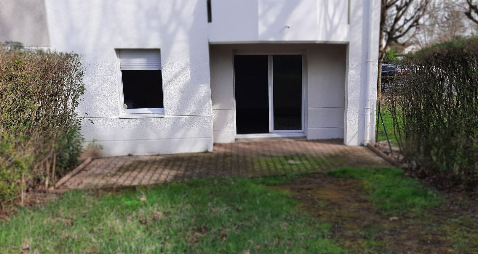 Maison avec une petite terrasse pavée