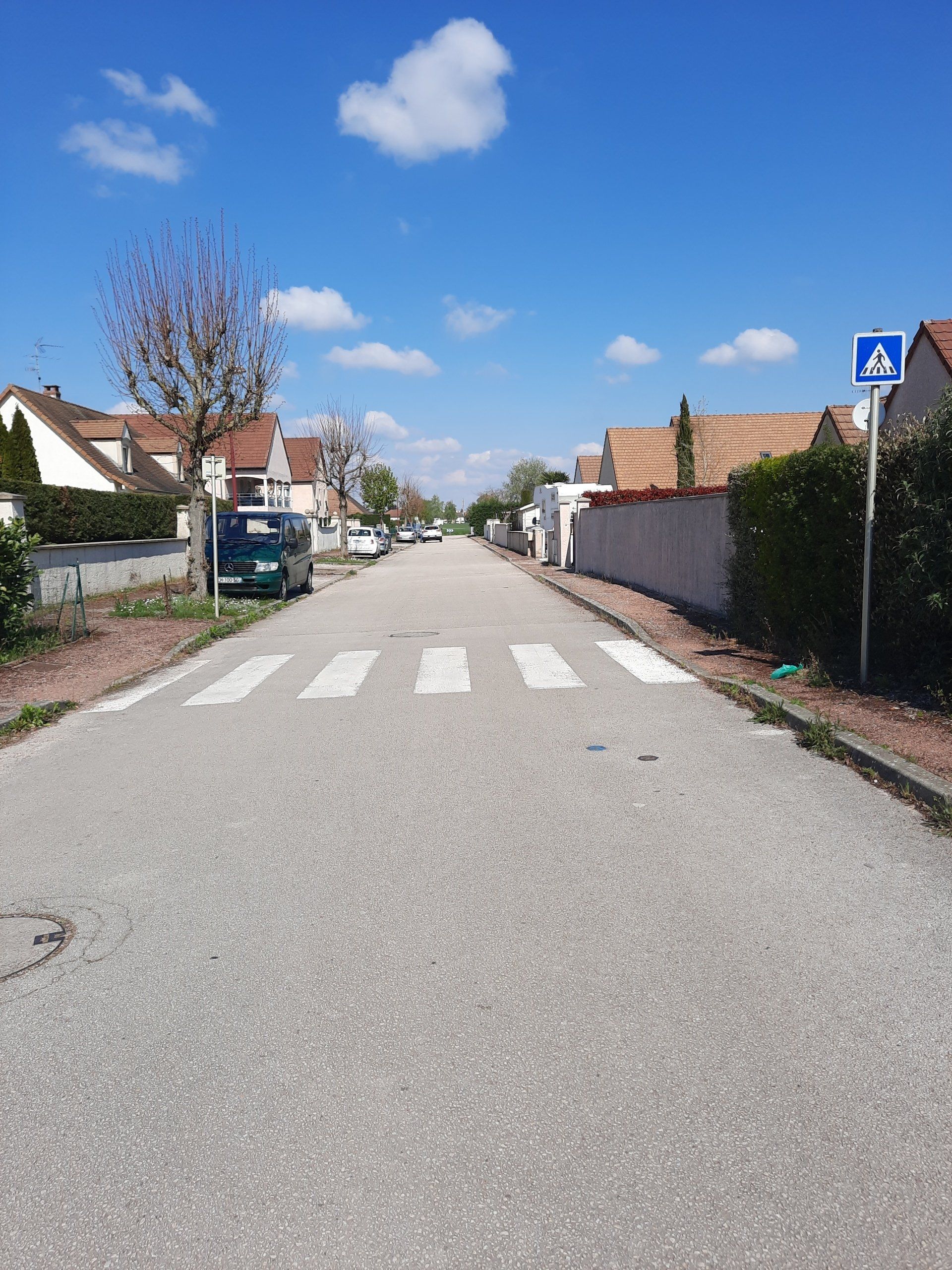 Passage piéton dans un quartier